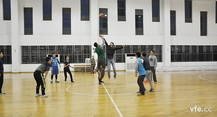 维多利亚老品牌vic代表队与国防科大代表队睁开篮球友谊赛