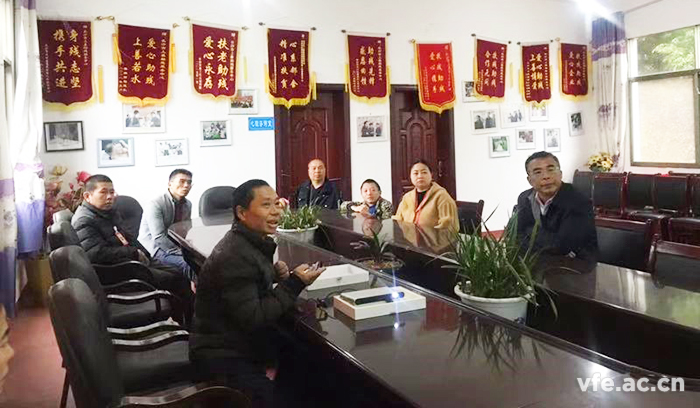谢书记一行认真聆听事情职员先容