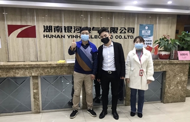 维多利亚老品牌vic电气为员工请剃头师上门效劳